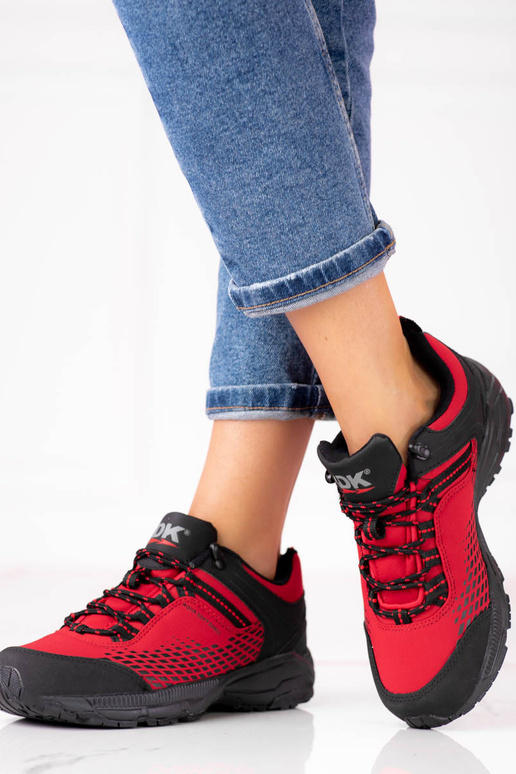 Botas de trekking vermelhas em... Botas de trekking vermelhas em...