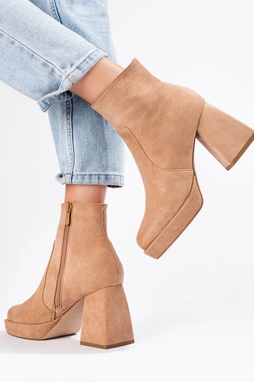 Botas femininas com cano largo na cor... Botas femininas com cano largo na cor...