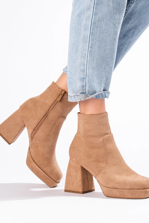 Botas femininas com cano largo na cor... Botas femininas com cano largo na cor...