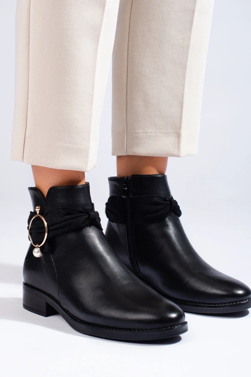 Botas rasteiras femininas na cor preta