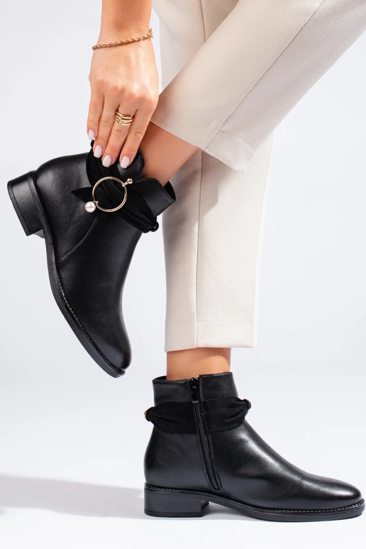 Botas rasteiras femininas na cor preta