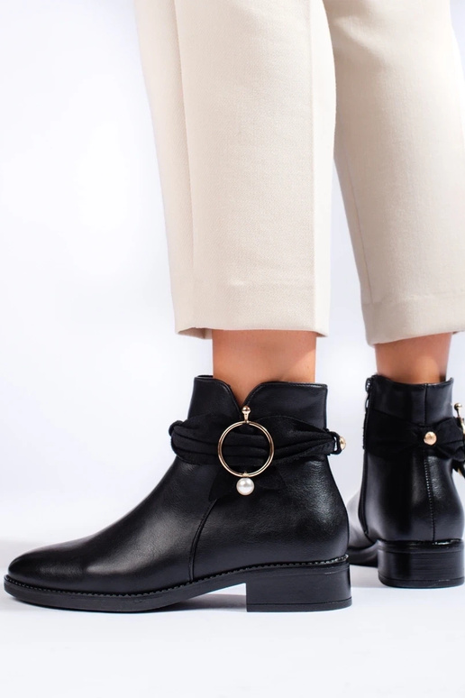 Botas rasteiras femininas na cor preta