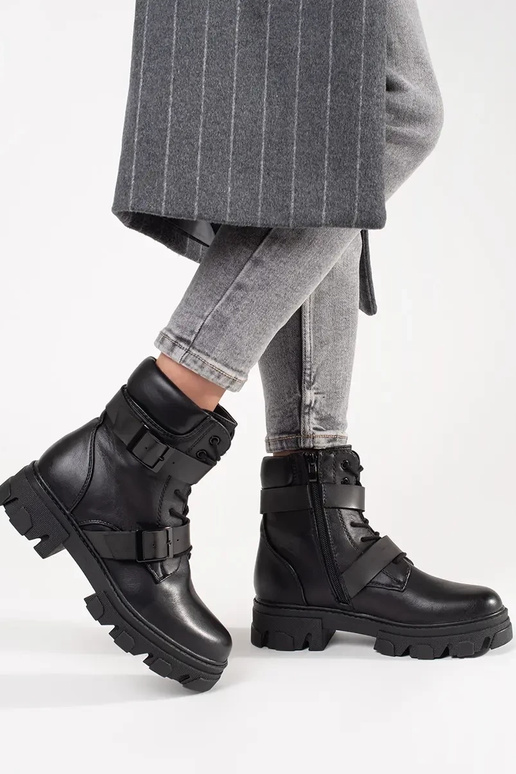 botins com fivelas pretas