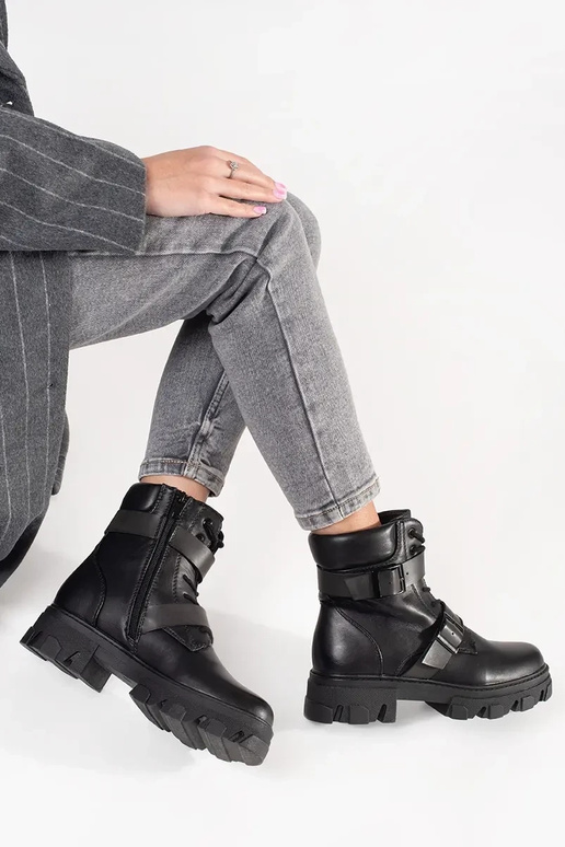 botins com fivelas pretas