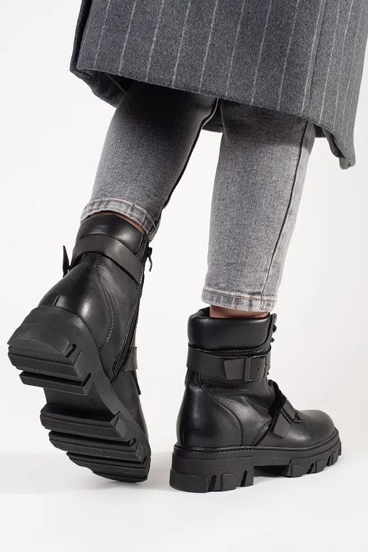 botins com fivelas pretas