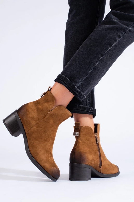 sapatos femininos marrons em poste...