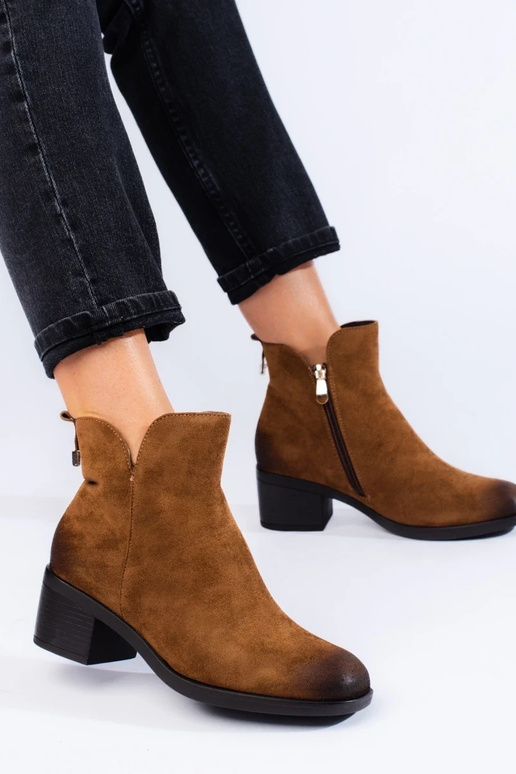 sapatos femininos marrons em poste...