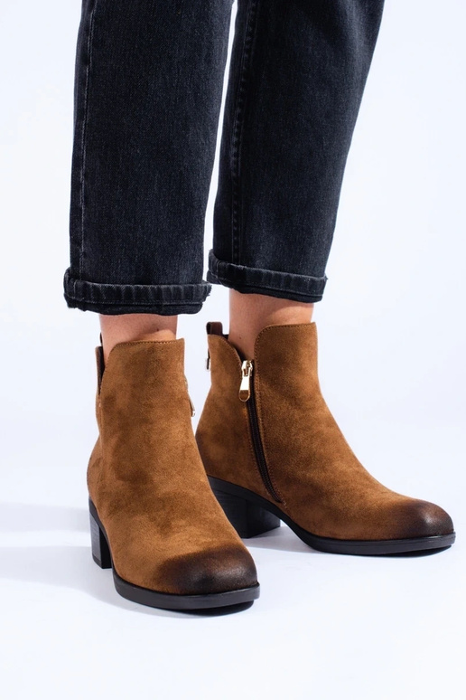 sapatos femininos marrons em poste...