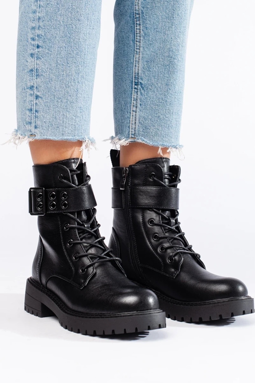 Botas femininas amarradas em couro...