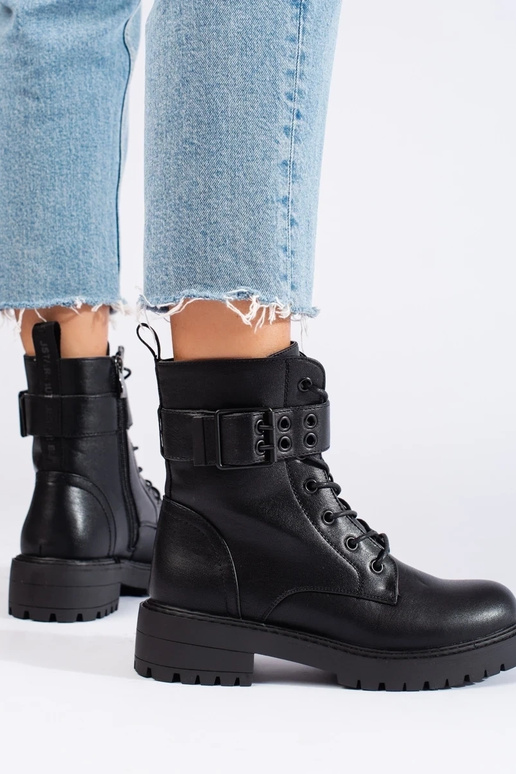 Botas femininas amarradas em couro...