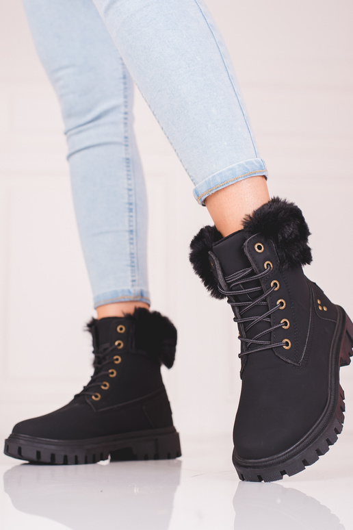 botas pretas com pelo