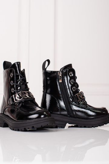 com sapatos de atacadores... 2