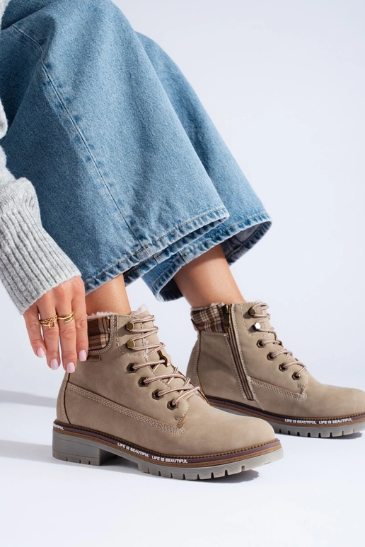 sapatos femininos na cor bege em...