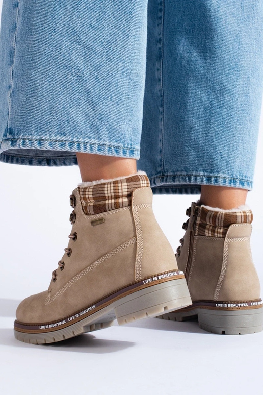 sapatos femininos na cor bege em...