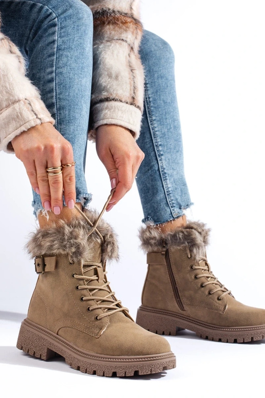 Botas femininas com pelo na cor bege...