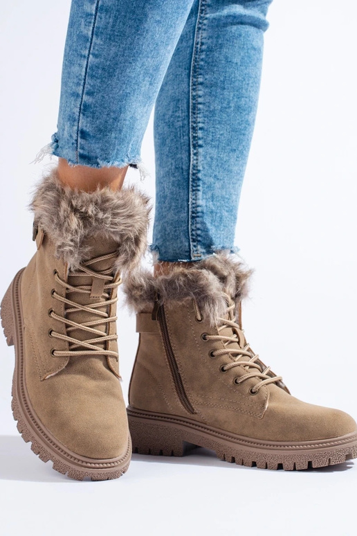 Botas femininas com pelo na cor bege...