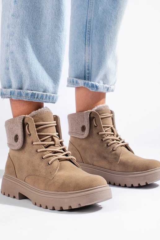 Sapatos femininos bege com isolamento...