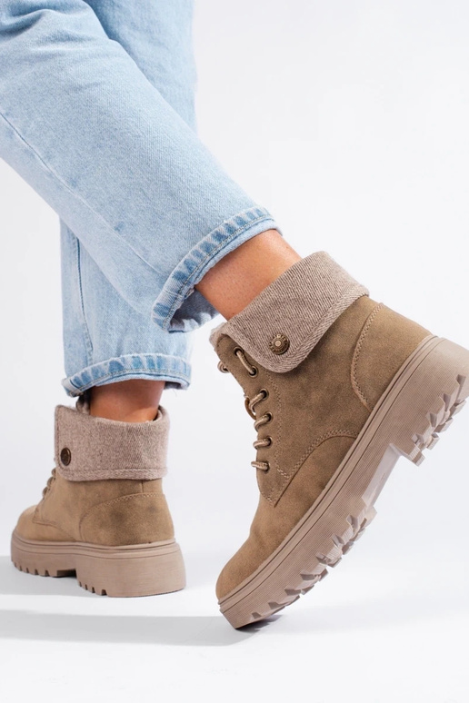 Sapatos femininos bege com isolamento...