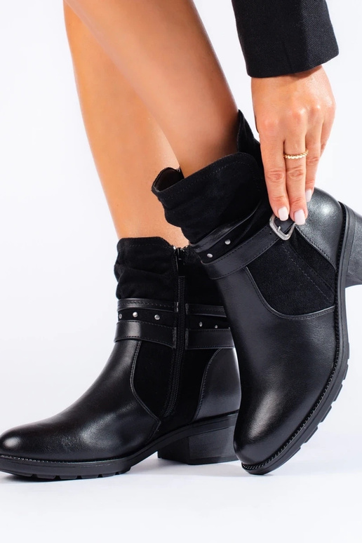 Botas femininas com fita decorativa Botas femininas com fita decorativa