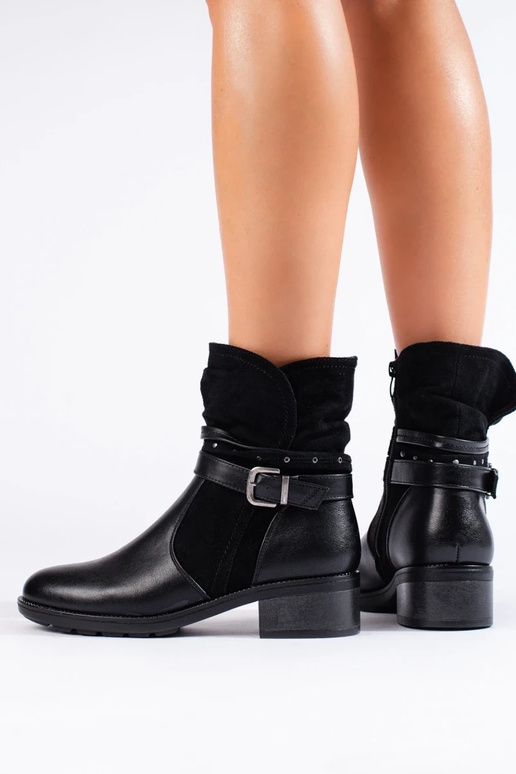 Botas femininas com fita decorativa Botas femininas com fita decorativa