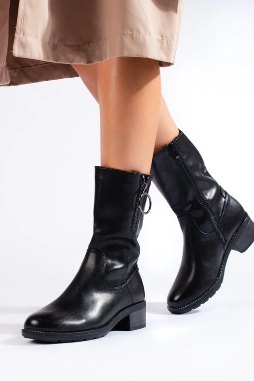 Sapatos altos femininos na cor preta