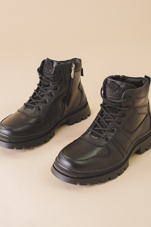 Botas masculinas isoladas em pele na...