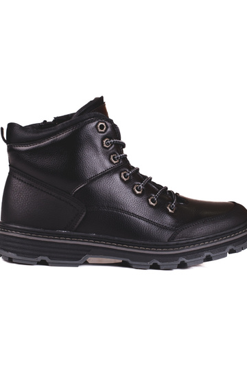 cor preta com atacadores...