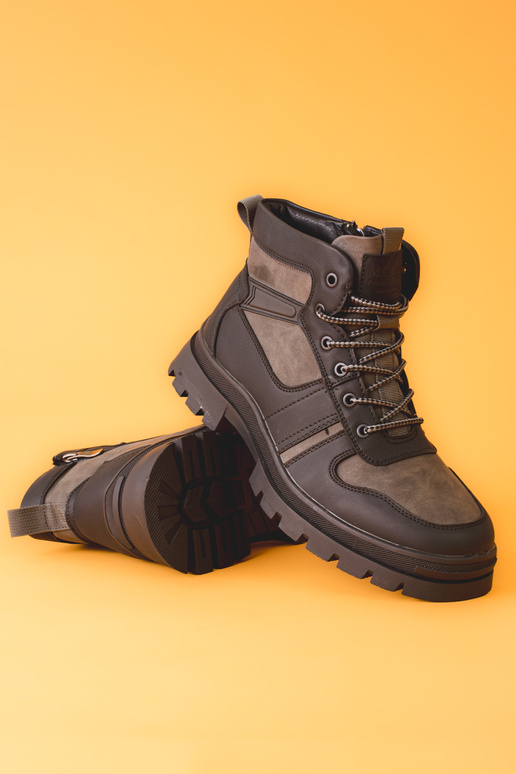 Botas masculinas isoladas em pele na...