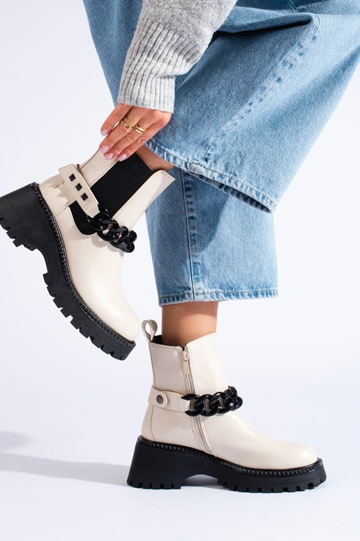 Sapatos femininos com corrente na cor...