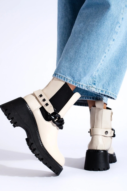 Sapatos femininos com corrente na cor...