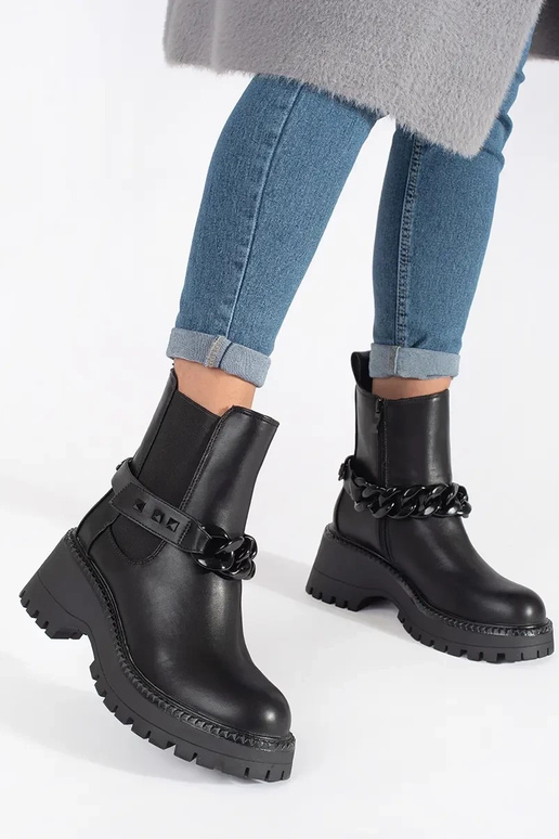 Sapatos femininos com corrente na cor...