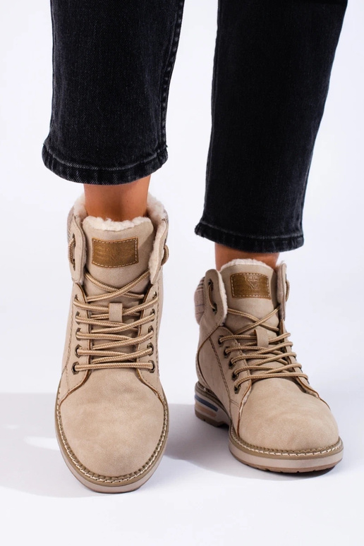 Botas femininas bege com isolamento Botas femininas bege com isolamento