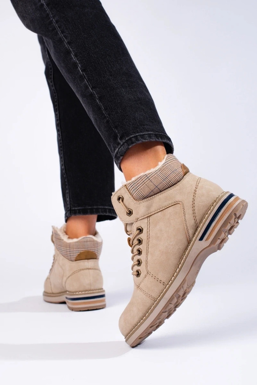 Botas femininas bege com isolamento Botas femininas bege com isolamento