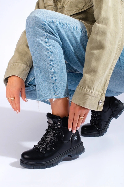 botas pretas feitas de couro ecológico