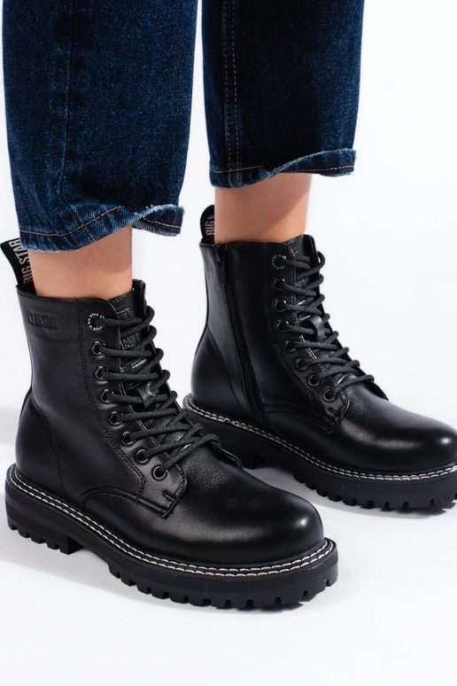 Botas femininas na cor preta com...