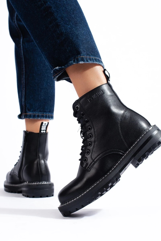 Botas femininas na cor preta com...