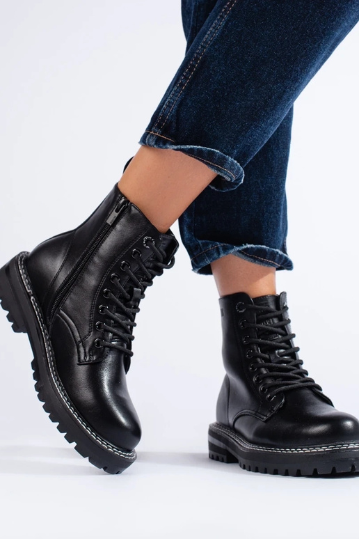 Botas femininas na cor preta com...