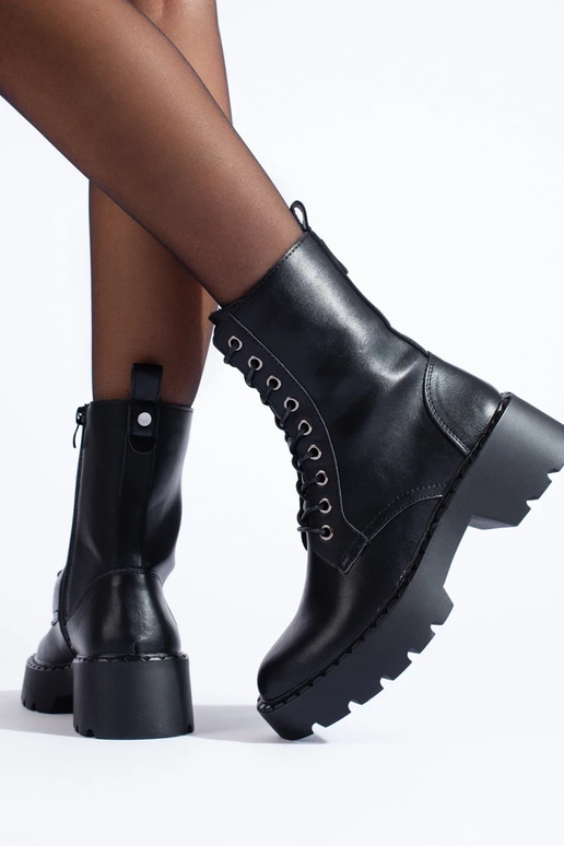 Modelo clássico de botas femininas...