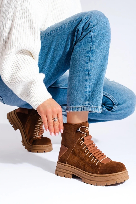 botas marrons feitas de couro natural botas marrons feitas de couro natural