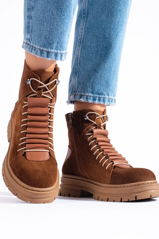 botas marrons feitas de couro natural botas marrons feitas de couro natural