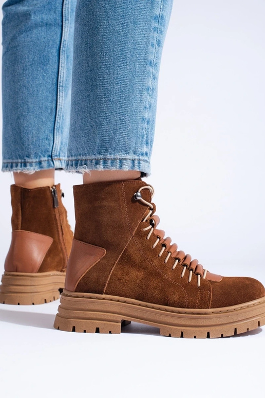 botas marrons feitas de couro natural botas marrons feitas de couro natural