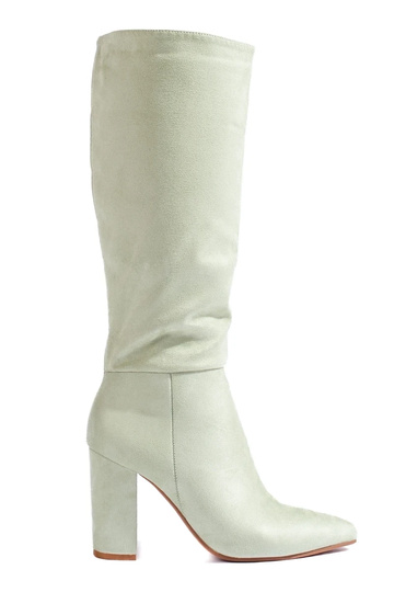 Botas longas confeccionadas...