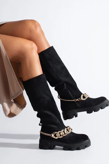 Botas longas na cor preta... 2