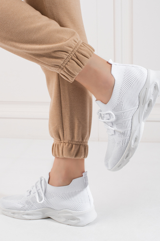 Sandálias brancas de estilo esportivo