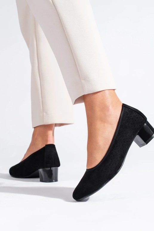 com elementos vazados de salto alto... com elementos vazados de salto alto...