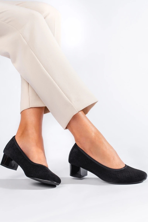 com elementos vazados de salto alto... com elementos vazados de salto alto...