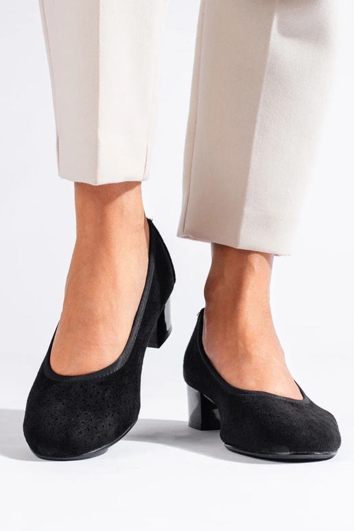 com elementos vazados de salto alto... com elementos vazados de salto alto...