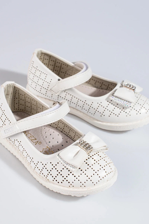 com elementos perfurados bailarina...