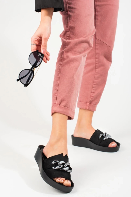 Chinelos pretos com plataforma... Chinelos pretos com plataforma...