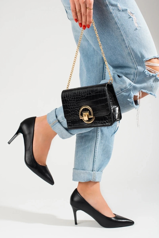 Modelo clássico de salto alto preto...